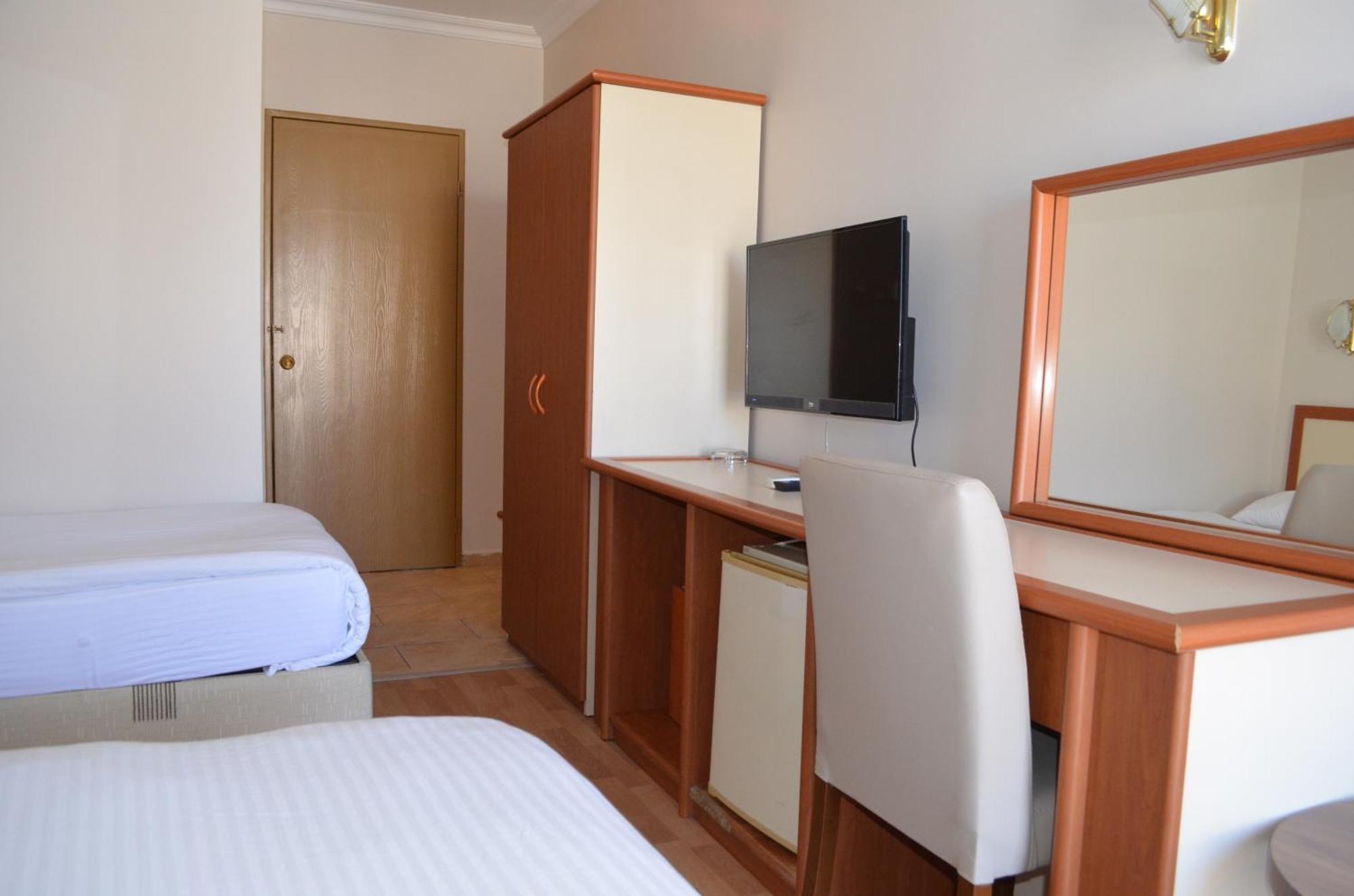 Grand Milano Hotel Ayvalik Quarto foto